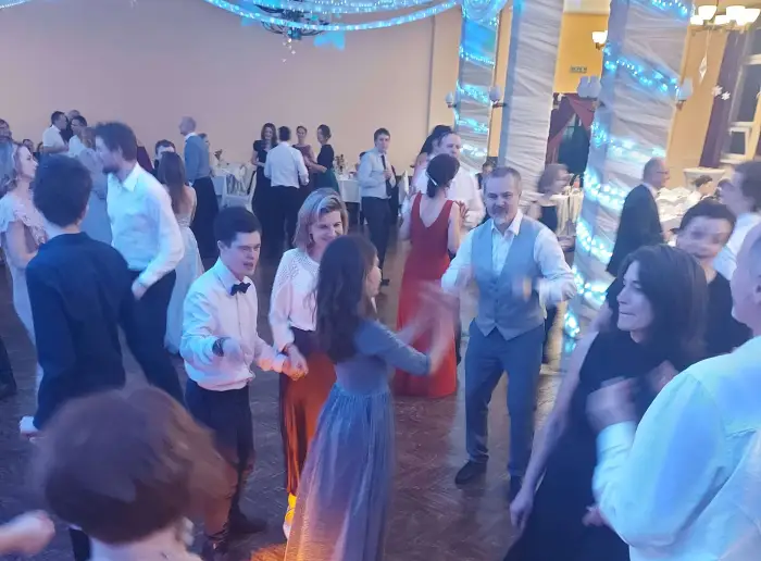 ľudia tancujúci na plese